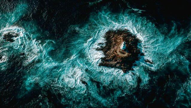 Phare sur ile en rochers vu par drone