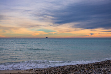 Obraz premium Coucher de soleil sur la plage de Menton sur la côte d'Azur en France