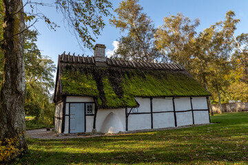 Historisches Fachwerkhaus mit moosbedecktem Dach bei Stevns Klint