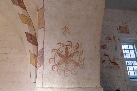 Runen&auml;hnliches Symbol als Wandmalerei in alter Kirche in D&auml;nemark