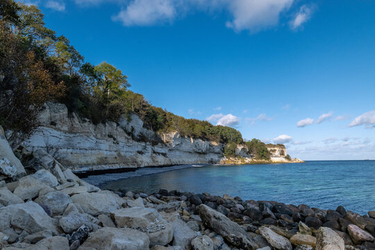 Felsige K&uuml;stenbucht unter den Kreideklippen von Stevns Klint