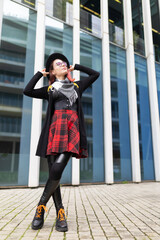 Obraz premium Young woman posing city street representing urban style