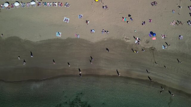 Puerto Rico - Gran Canaria - Wyspy Kanaryjskie - Hiszpania - plaża i architektura turystycznej miejscowości nagrane dronem.
