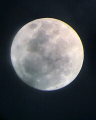 la luna en el cielo oscuro © Josecarlos
