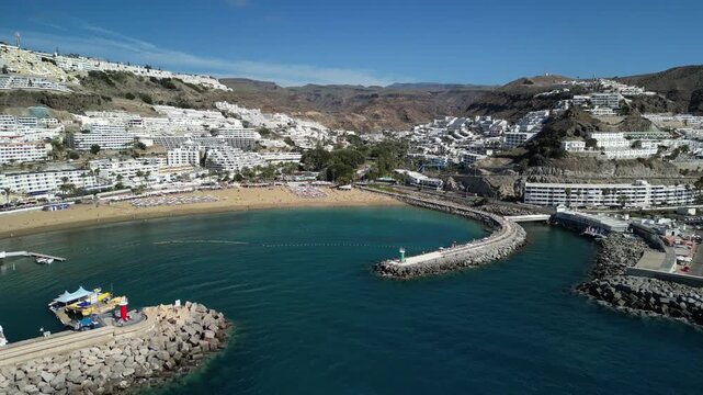 Puerto Rico - Gran Canaria - Wyspy Kanaryjskie - Hiszpania - plaża i architektura turystycznej miejscowości nagrane dronem.