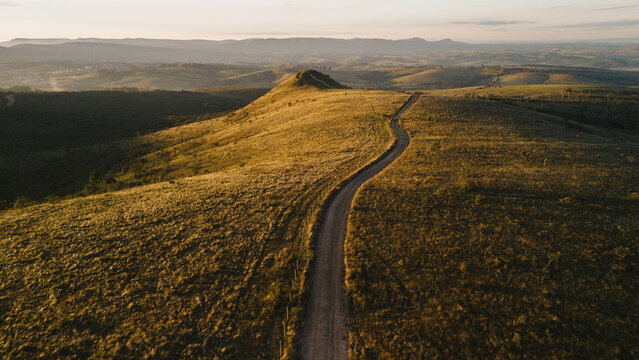 Caminho/Estrada de Terra no alto da montanha com vista a&eacute;rea