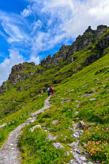 Obraz premium Wanderweg vom Schottensee zum Schwarzsee (5-Seen-Wanderroute) im Pizolmassiv, Kanton St. Gallen, Schweiz 