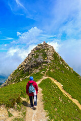 Fototapeta premium Wanderweg vom Schwarzsee zum Baschalvasee (5-Seen-Wanderroute) im Pizolmassiv, Kanton St. Gallen, Schweiz