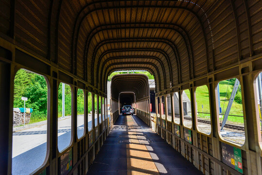 PKW-Transport auf Eisenbahnwaggons am Vereina-Autoverlad im Kanton Graub&uuml;nden