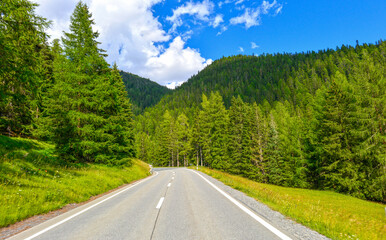 Naklejka premium Die Hauptstrasse 28 zwischen Zernez und dem Ofenpass in Fahrtrichtung Val Müstair, Graubünden (Schweiz)