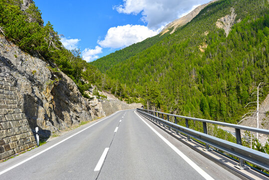 Die Hauptstrasse 28 zwischen Zernez und dem Ofenpass in Fahrtrichtung Val M&uuml;stair, Graub&uuml;nden (Schweiz)