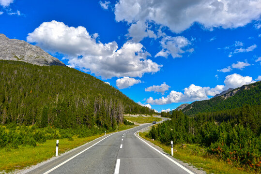 Die Hauptstrasse 28 vor dem Ofenpass in Fahrtrichtung Val M&uuml;stair, Graub&uuml;nden (Schweiz)