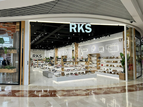 Pamplona, ​​Spain, February 23, 2026. A shoe store called RKS located inside a shopping center, with a modern and open facade, intense interior lighting, wooden and white shelves organized 