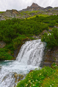 Die Cascata del Braulio (Braulio-Wasserfall) an der Westrampe der Stilfser-Joch-Stra&szlig;e im Veltlin, Lombardei