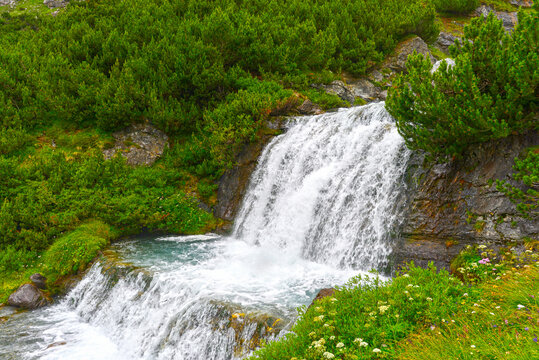 Die Cascata del Braulio (Braulio-Wasserfall) an der Westrampe der Stilfser-Joch-Stra&szlig;e im Veltlin, Lombardei