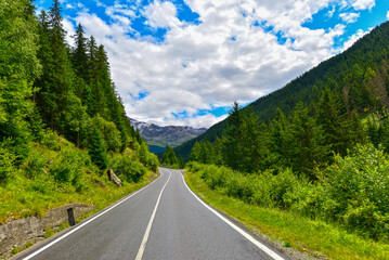Naklejka premium Die Gaviapass-Straße in Richtung Santa Caterina Valfurva, Lombardei (Italien) 