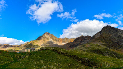 Fototapeta premium Blick auf Monte Gavia vom Gaviapass (Passo del Gavia) in der italienischen Lombardei 