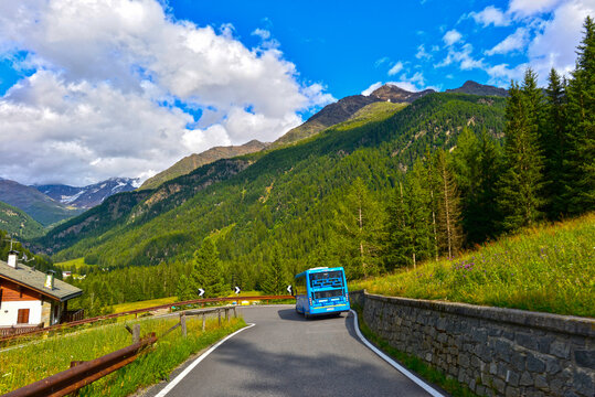 Die Gaviapass-Strasse (Passo del Gavia) von der Passh&ouml;he in Richtung Santa Caterina Valfurva, Lombardei
