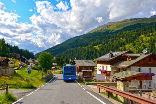 Die Gaviapass-Strasse (Passo del Gavia) von der Passh&ouml;he in Richtung Santa Caterina Valfurva, Lombardei
