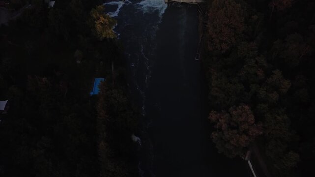 Drohnenaufnahme von Baden in der Schweiz mit Flusslauf, Wasserkraftwerk und Stadtlandschaft