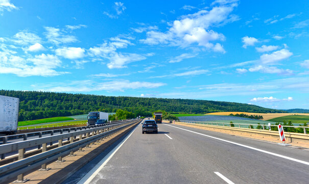 Eberbachtalbr&uuml;cke auf der A81 in Fahrtrichtung S&uuml;den vor Eberstadt/Heilbronn in Baden-W&uuml;rttemberg