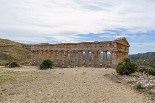 Full View of the Perfectly Preserved Doric Temple of Segesta, an Iconic Greek Ruin in the Sicilian Landscape