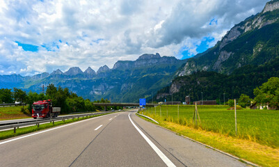 Fototapeta premium Autobahn 3 Richtung Zürich vor Ausfahrt Flums (Schweiz) 