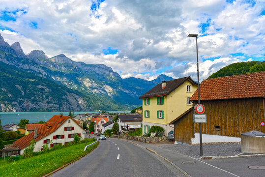 Ortseinfahrt Unterterzen-Quarten am Walensee im Kanton St. Gallen in der Schweiz
