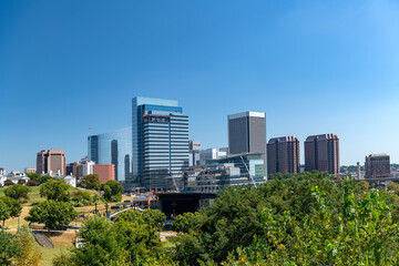 Obraz premium City skyline and urban life in Richmond Virginia USA on clear summer day