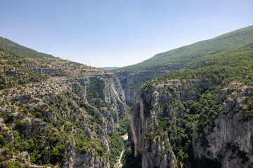 Obraz premium Breathtaking views from The Route des Crêtes on the Gorges du Verdon a deep, steep canyon formed by the Verdon River located in the Alpes-de-Haute-Provence region of Southeastern France.