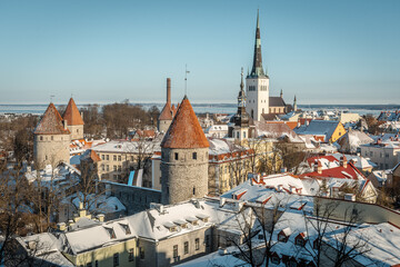 Obraz premium Beautiful scenic aerial view of the Tallinn old town, capital of Estonia, with bell towers and medieval architecture, in winter