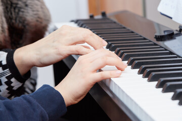 Ręce dziecka na fortepianie, klawiszach- nauka gry
