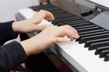 Ręce dziecka na fortepianie, klawiszach- nauka gry
