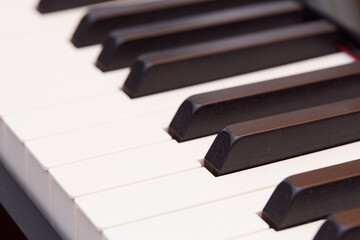 Ręce dziecka na fortepianie, klawiszach- nauka gry