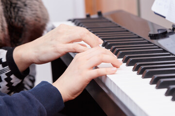 Ręce dziecka na fortepianie, klawiszach- nauka gry