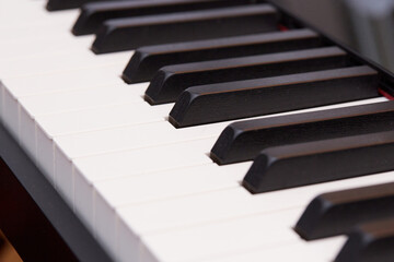 Ręce dziecka na fortepianie, klawiszach- nauka gry