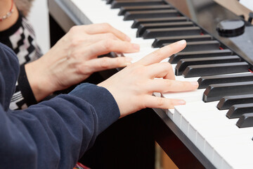 Ręce dziecka na fortepianie, klawiszach- nauka gry