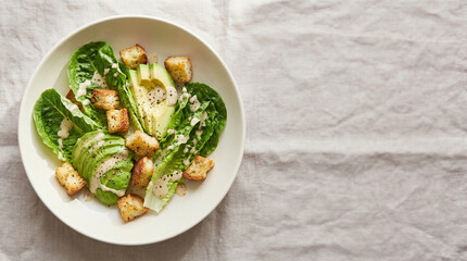 アボカドとクルトンが乗ったヘルシーなシーザーサラダ ｜ 俯瞰