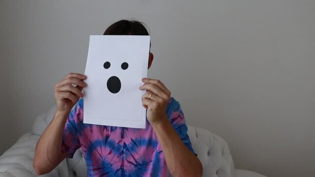homem an&ocirc;nimo com cara de papel express&atilde;o de surpresa 