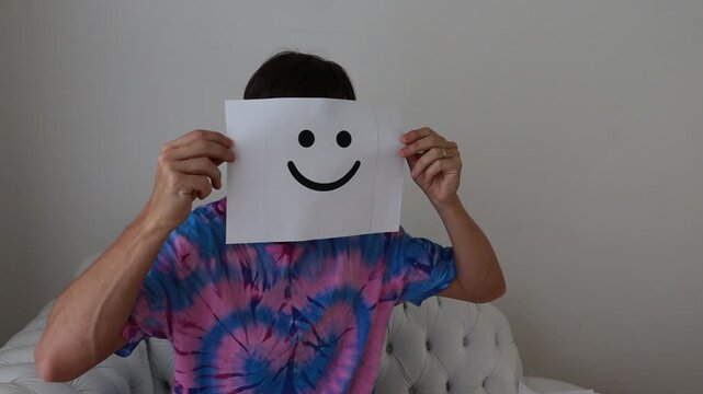 homem an&ocirc;nimo com cara de papel express&atilde;o feliz 