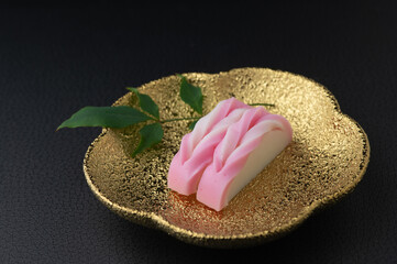 手綱の飾り切りが施された紅白蒲鉾