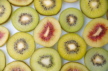 カットされたキウイが並べられたキウイフルーツの背景素材