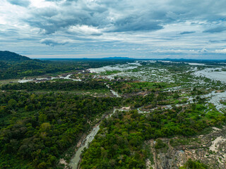 Fototapeta premium Located in Champasak Province, Li Phi Waterfall Falls blocks the full width of the Mekong’s flow, forming turbulent rapids and layered drops that showcase the raw power of the lower Mekong River.