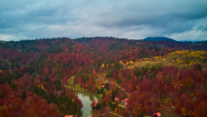 Obraz premium a beautiful autumn landscape of mountains and forest