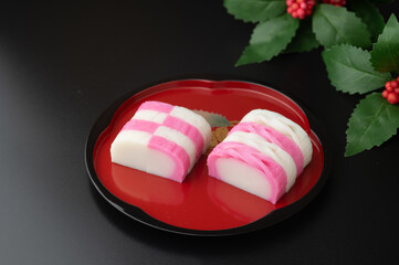 お皿にのっている紅白の蒲鉾