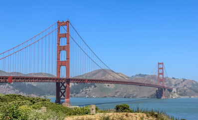 Fototapeta premium The Golden Gate Bridge is a beautiful sight to see