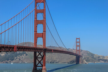 Obraz premium The bridge is red and white and is a popular tourist attraction