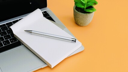 ビジネスイメージ　メモとパソコン　コピースペース