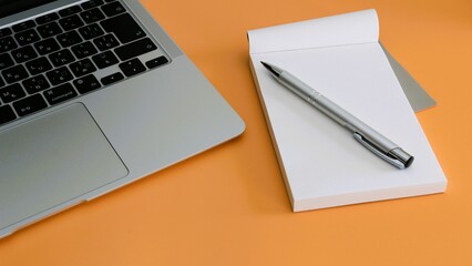 ビジネスイメージ　メモとパソコン