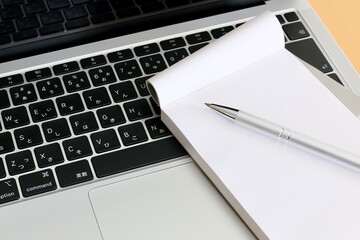 ビジネスイメージ　メモとパソコン